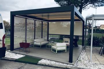 Pergola bioclimatica Imago Corradi con brise soleil Aura