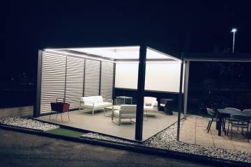 Pergola bioclimatica Imago Corradi illuminata