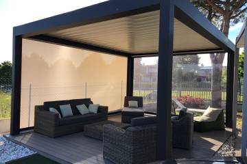 Pergola bioclimatica Maestro Corradi con arredi Manutti