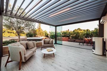 Pergola bioclimatica Maestro Corradi con vetrate e salotto Point 1920