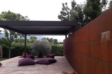 Pergola bioclimatica Maestro Corradi su pedana