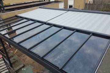 Tende in trazione su copertura vetrata Terrado