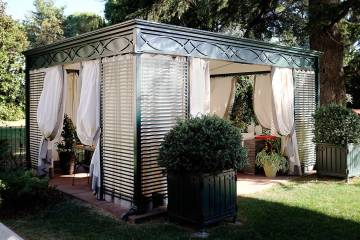 Gazebo Unosider con brise soleil e tendaggi decorativi