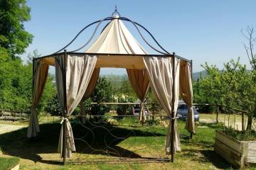 Gazebo artigianale copertura e tende decorative