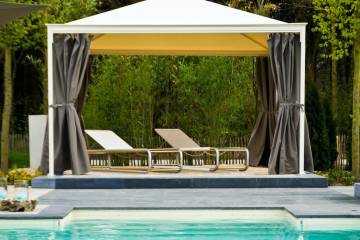 Gazebo ottoemezzo con tende decorative