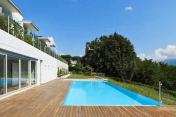 Pavimentazione per piscina in Teak Deco