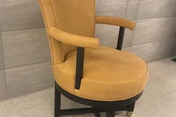Poltrona con braccioli girevole in pelle