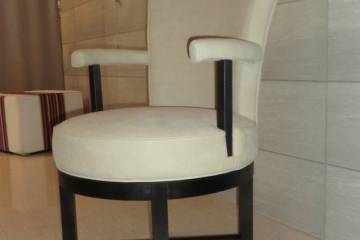 Poltrona girevole in pelle con piedini in ottone