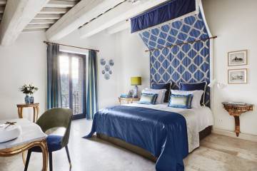 Letto a baldacchino attaccato a parete