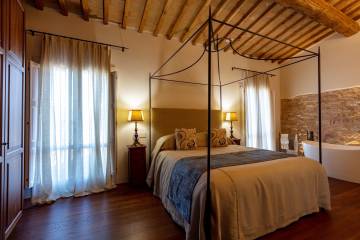 Letto a baldacchino con copriletto e topper per casale in Toscana