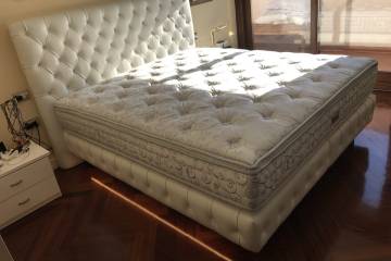 Letto e sommier a molle capitonnè in pelle con materasso Floreo