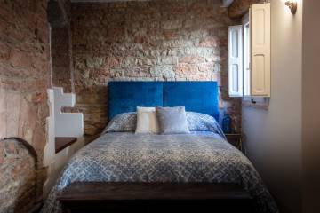 Letto in velluto con copriletto trapuntato