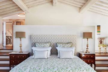 Letto per camera padronale con tessuti ricamati JP & J Backer